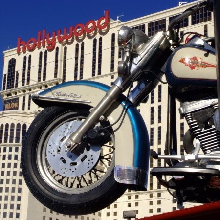 roue de moto et hollywood